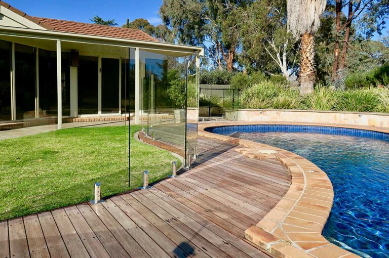 What is the standard for glass pool fencing in Australia