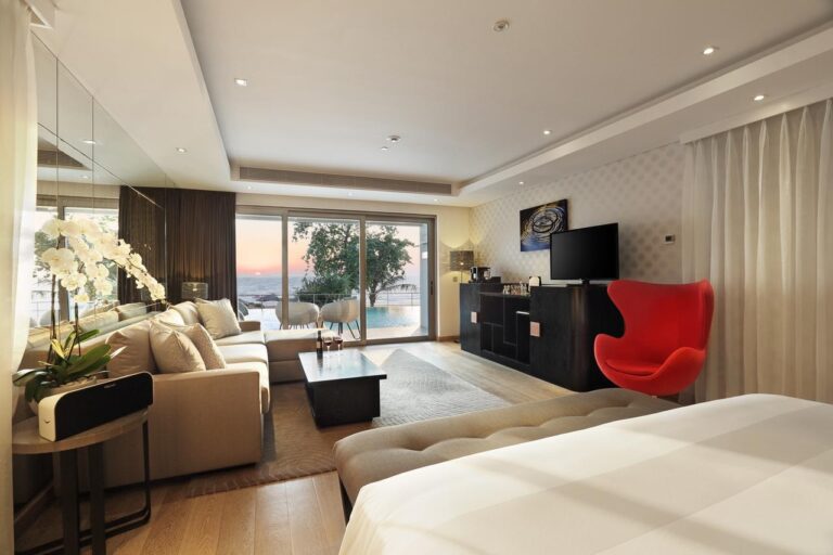 Luxurious 2-Bedroom Serviced Apartment Staycation In Hong Kong