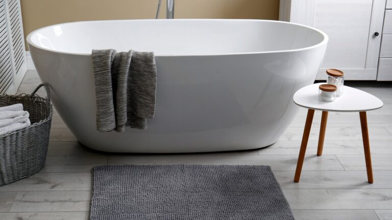 Soft,Grey,Mat,On,Floor,Near,Tub,In,Bathroom.,Interior